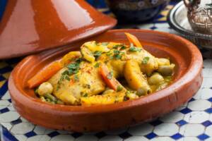 Pentola tajine con pollo, patate, carote e olive