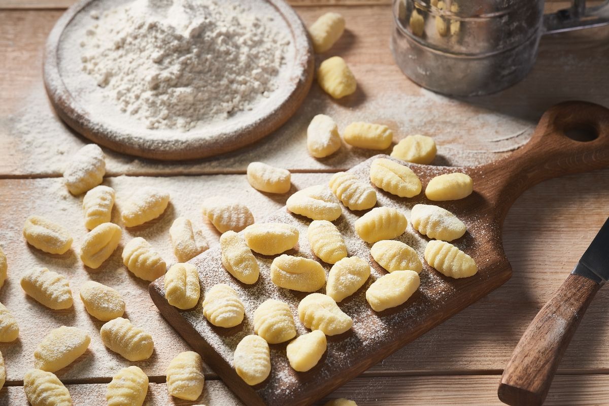 Gnocchi di patate fatti in casa su spianatoia di legno