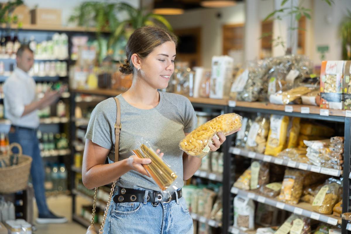Ragazza che acquista della pasta senza glutine.