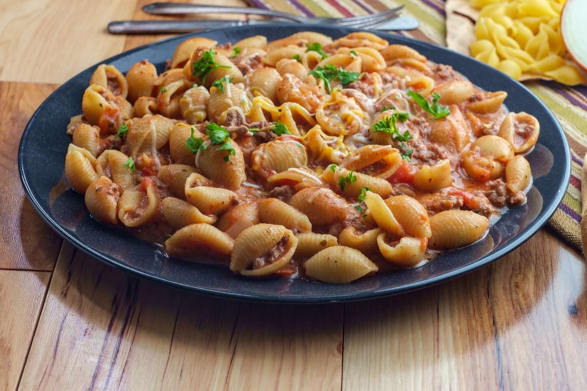 Piatto di pasta al sugo di carne con pomodoro e panna