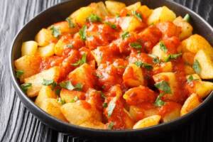 Patate in padella con sugo di pomodoro