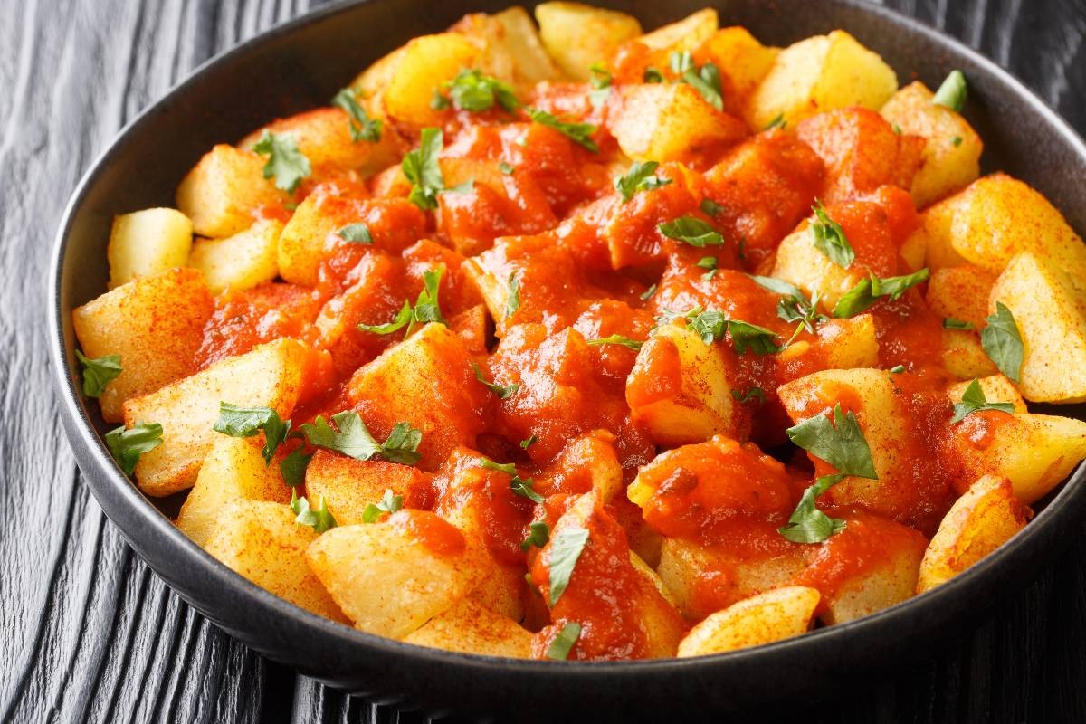 Patate in padella con sugo di pomodoro