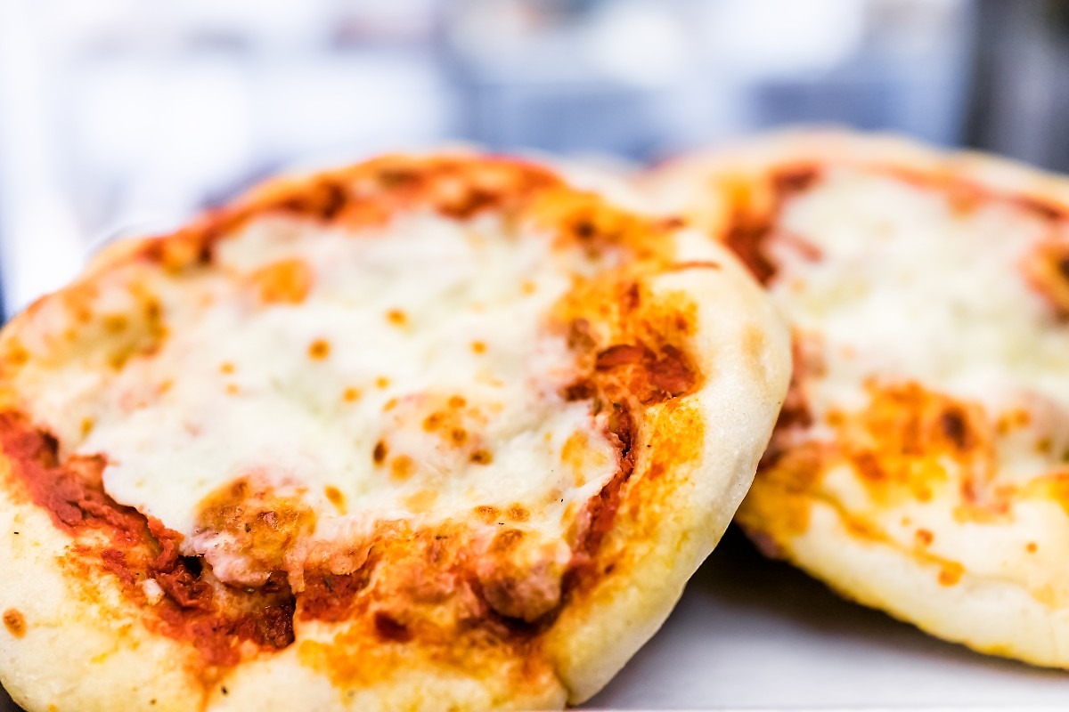 Due pizze margherite su piano di lavoro