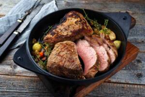 Arrosto di carne cotto in casseruola di ghisa