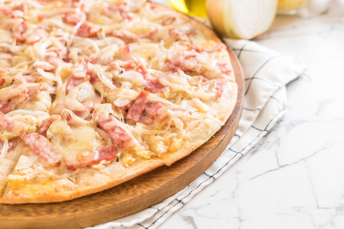 Fetta tagliata da flammcucken con cipolle e speck
