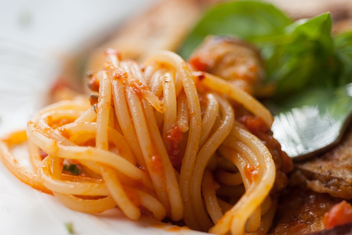 Primo piatto spaghetti con sugo di pomodoro