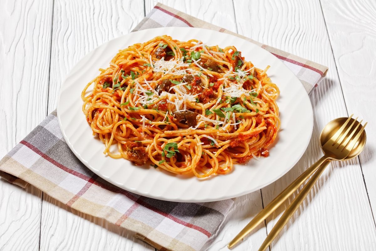 Piatto di spaghetti con sugo di pomodoro e acciughe
