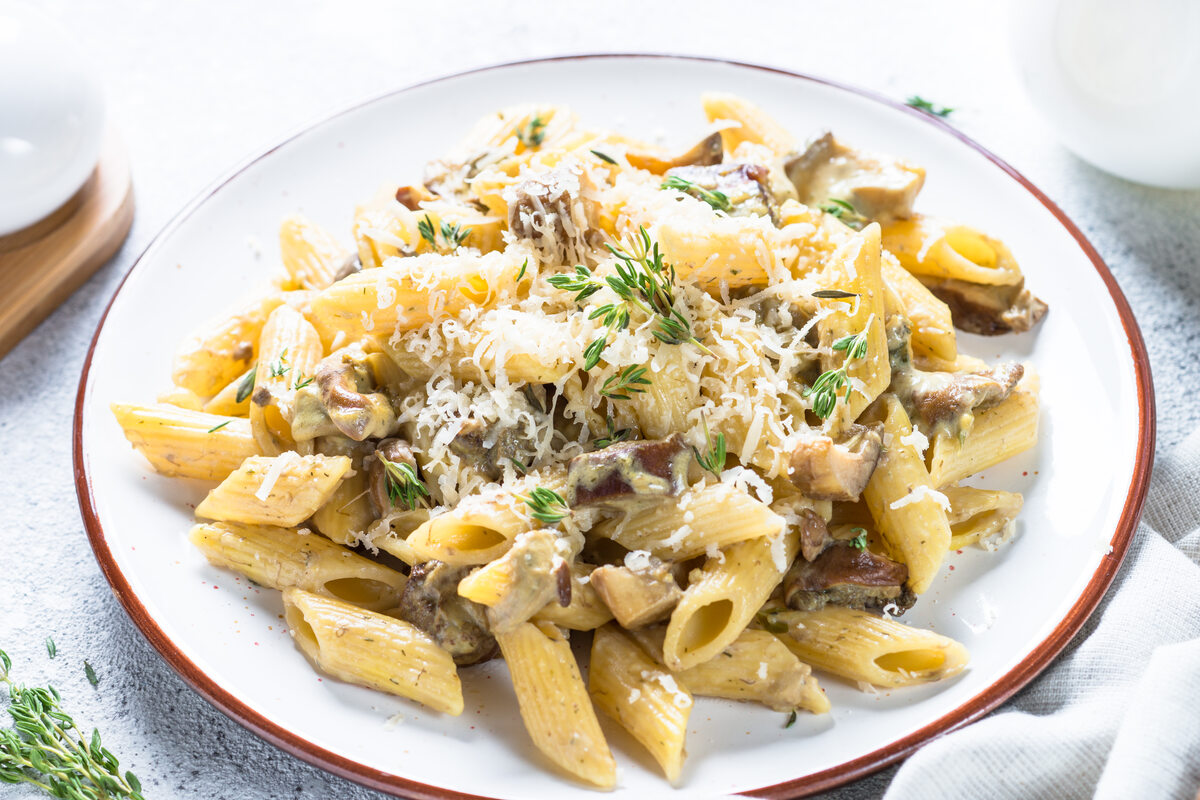 Pasta tipo penne cremose con melanzane