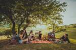 Ragazzi che fanno un pic nic