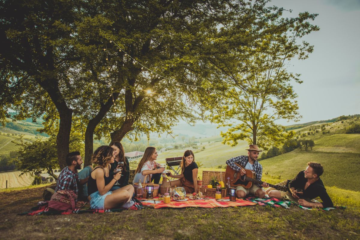 Ragazzi che fanno un pic nic