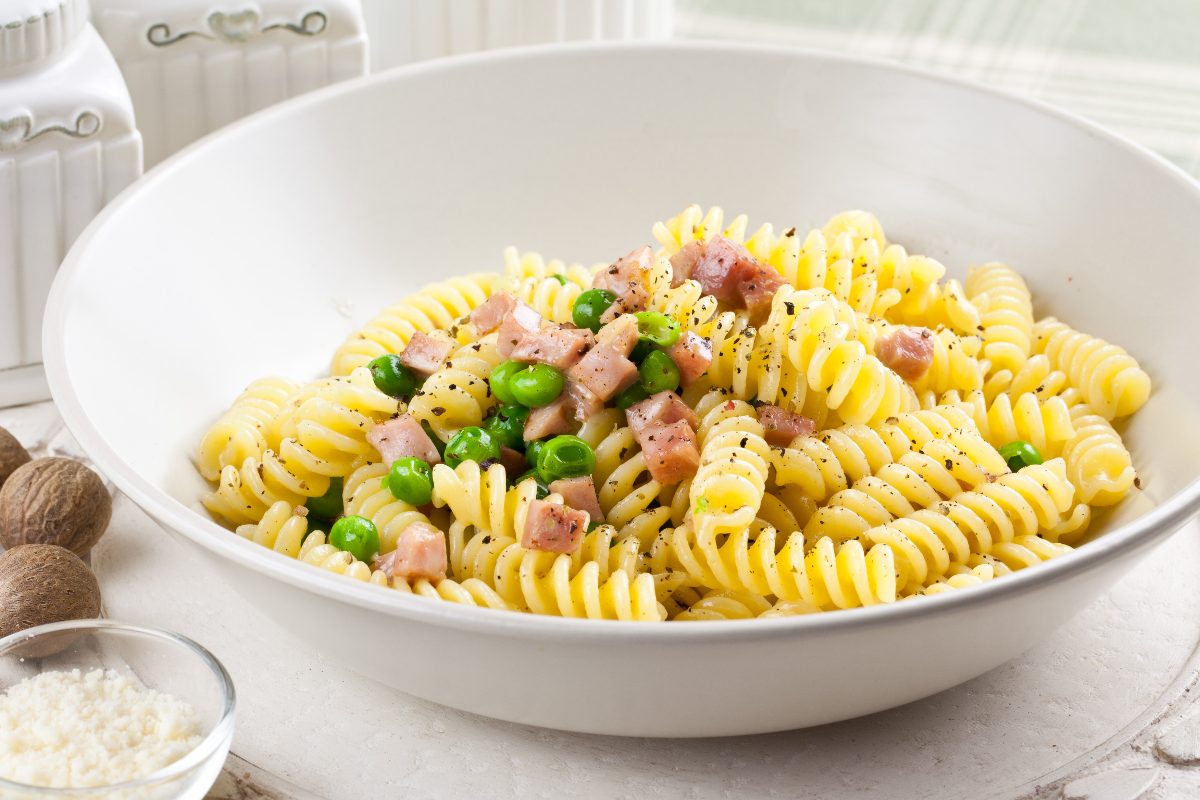 Fusilli alla carbonara con l'aggiunta di piselli.